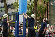 Aufgestellt wurde der neue Maibaum am Rotkreuzplatz mit Hilfe der Münchner Feuerwehr (©Foto. Martin Schmitz)